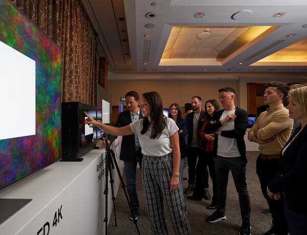 11일(현지시간) 영국 런던 로얄가든 호텔에서 개최된 삼성전자 유럽 테크세미나에서 참석자들이 삼성전자의 2022년형 신제품 Neo QLED 8K를 살펴보고 있다./사진=삼성전자
