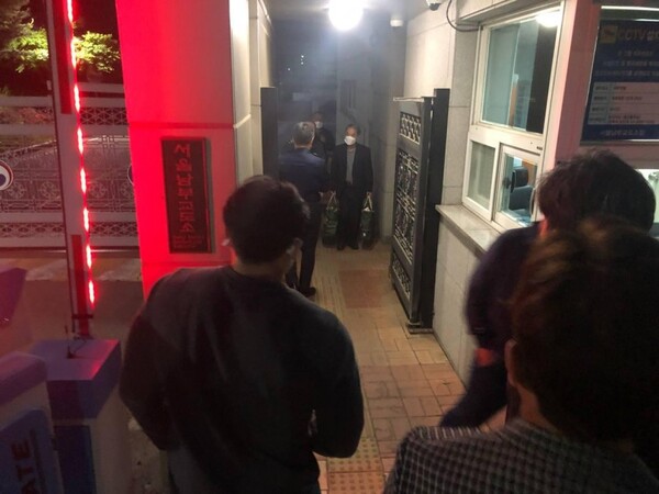 12일 서울남부교도소에서 신현우 전 옥시레킷벤키져 대표가 출소하고 있다. /사진=환경보건시민단체