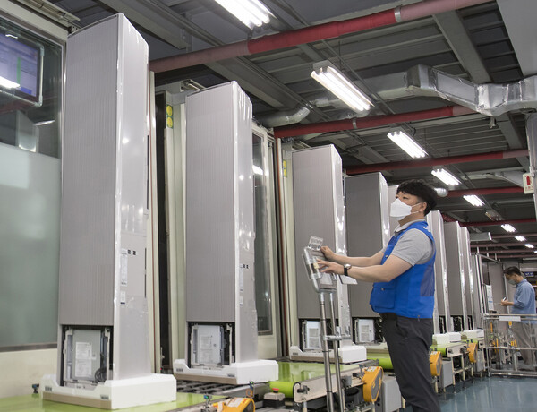 광주광역시 광산구 삼성전자 광주사업장에서 직원들이 '비스포크 무풍에어컨 갤러리'를 생산하고 있다./사진=삼성전자