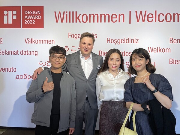 16일(현지시각) 독일 베를린에서 열린 ′iF 디자인 어워드 2022′ 시상식에서 좌측부터 이재원 롯데물산 마케팅 팀장, 우베 크리머링 iF 인터내셔널 포럼 회장이 기념촬영하고 있다. /사진=롯데물산