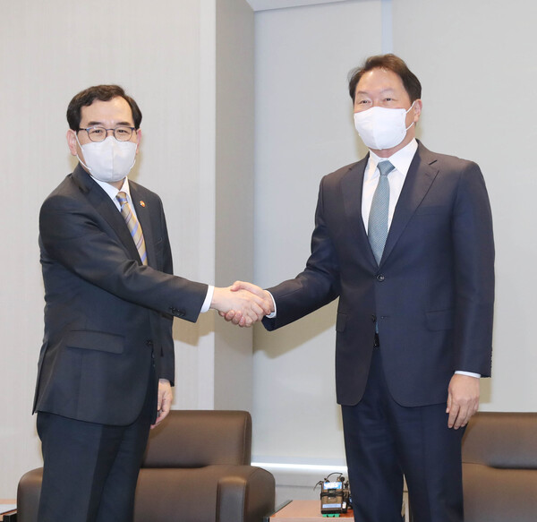 18일 상의회관에서 최태원 대한상의 회장(오른쪽)과 이창양 산업부 장관이 기념촬영을 하고 있다. /사진=대한상의