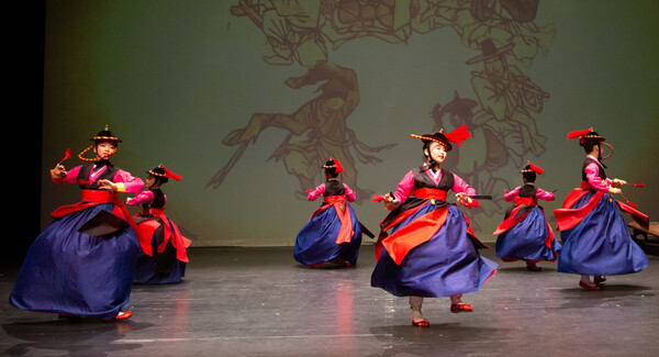 한음영재들의 세계무대 후원을 위해 크라운해태제과가 18일 서울 종로구 세종문화회관 M씨어터에서 개최한 '제1회 영재한음회'에서 '춤빛무용단'이 '검무' 공연을 펼치고 있다./사진=크라운해태