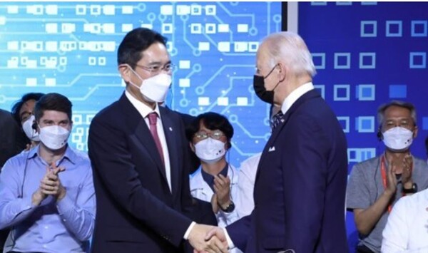 취임 후 한국을 첫 방문한 조 바이든 미국 대통령이 20일 오후 경기도 평택시 삼성전자 반도체공장 시찰 후 연설을 마친 뒤 이재용 삼성전자 부회장과 악수하고 있다./사진=연합뉴스