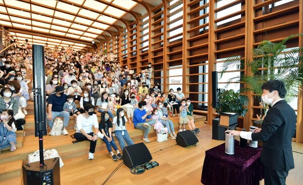 SK이노베이션 계열 구성원과 가족들이 21일 '행복산책' 프로그램에 초대돼 SK서린빌딩에서 마술쇼를 관람하고 있다./사진=SK이노베이션