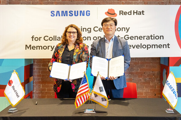 13일(미 현지시간) 삼성전자 메모리사업부 AE팀 배용철 부사장(오른쪽)과 레드햇 아시아태평양총괄  마르옛 안드리아스(Marjet Andriesse) 부사장이 기념촬영을 하고 있다. /사진=삼성전자