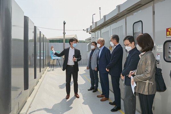 (왼쪽 두번째부터) 오종훈 SK에너지 P&M CIC 대표, SK이노베이션 이사회 김종훈 의장, 박진회 사외이사, 최우석 사외이사, 김태진 사외이사가 25일 SK박미주유소에 현장방문해 '에너지 슈퍼스테이션'에 설치된 연료전지에 대해 설명을 듣고 있다. /사진=SK이노베이션