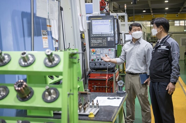  25일 경기도 안산시에 위치한 금형생산기업 건우정공에서 박순황 회장(왼쪽)과 삼성전자 스마트공장지원센터 임선우 프로(오른쪽)가 CNC 가공설비를 살펴보고 있다. /사진=삼성전자