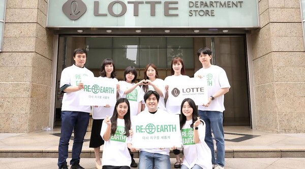 롯데백화점 직원들이 본점에서 'RE:EARTH(리얼스)' 캠페인을 홍보하고 있다./사진=롯데백화점
