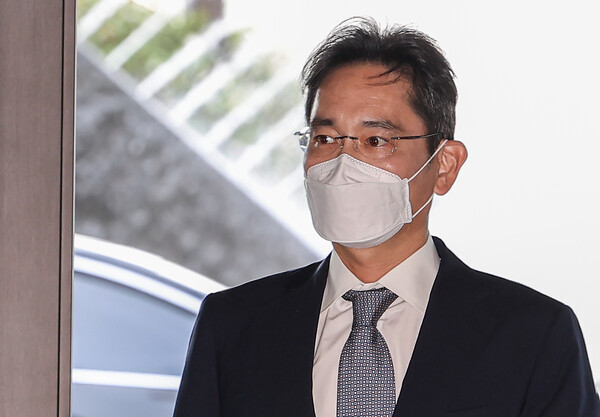 이재용 삼성전자 부회장이 31일 오후 서울 중구 신라호텔에서 열린 2022 삼성 호암상 시상식에 참석하기 위해 호텔에 도착한 뒤 이동하고 있다./사진=연합뉴스