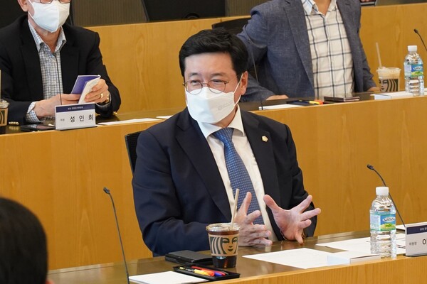 이찬희 위원장이 3일 삼성전자 서초사옥 회의실에서 열린 7개 관계자 최고경영진과의 간담회에서 발언하고 있다. /사진=삼성준법감시위원회