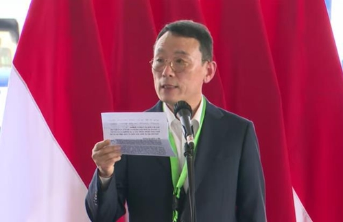 이방수 LG에너지솔루션 사장이 8일 인도네시아 바탕 산업단지에서 개최된 ‘그랜드 패키지 프로젝트’ 관련 투자 비전 선포식에서 축사를 하고 있다. /사진=연합뉴스(인도네시아대통령궁 유튜브 캡처)