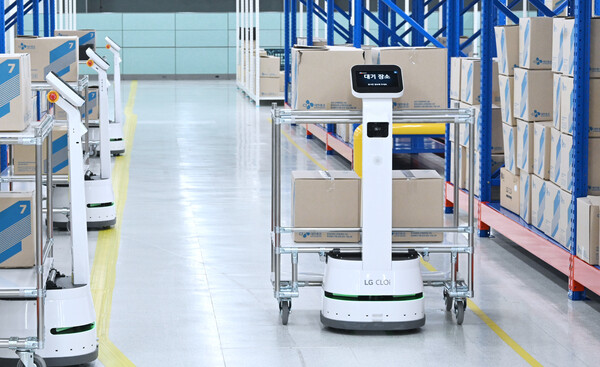 자율주행 기반의 차세대 물류 로봇 'LG 클로이 캐리봇'이 물류 창고에서 작업을 수행하고 있다./사진=LG전자