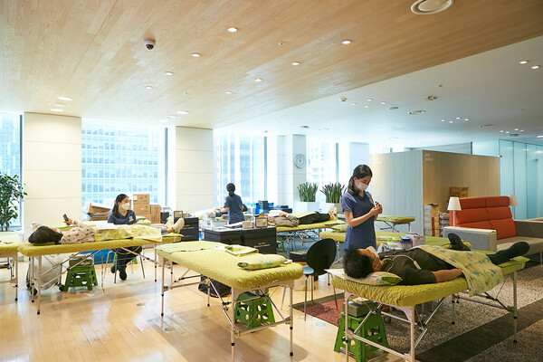 SK이노베이션은 14일 ‘세계 헌혈자의 날’을 맞아 서울 종로구에 위치한 SK서린빌딩에서 열린 ‘SK 릴레이 헌혈 캠페인’에 동참했다고 15일 밝혔다. /사진=SK 이노베이션