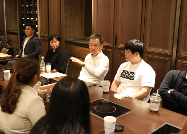 14일 서울 강남구 창고43 삼성점에서 개최된 동반 성장을 위한 ‘2022 가맹점 소간담회’에서 임금옥(오른쪽 두 번째) bhc치킨 대표가 참석자들과 대화를 하고 있다./사진=bhc