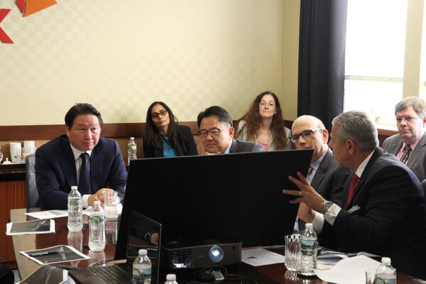 최태원 SK그룹 회장이 2017년 SK바이오팜 미국법인 SK라이프사이언스 방문해 조정우 SK바이오팜 대표 등 관계자들과 회의를 하고 있다. /사진=SK