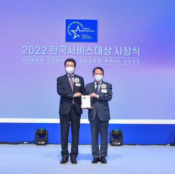 1일 열린 '2022 한국서비스대상' 시상식에서 곽병영 대우건설 주택건축사업본부장(왼쪽)이 강명수 한국표준협회 회장으로부터 ‘종합대상’을 수상하고 있다./대우건설