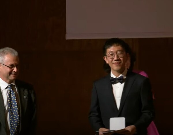5일 허준이 교수가 핀란드 헬싱키 알토대에서 열린 국제수학연맹(IMU) 2022년 필즈상을 수상하고 있다./사진=IMU 유튜브 캡처  
