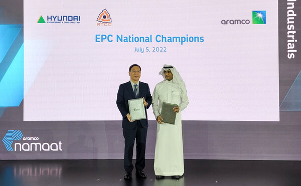 5일(현지시간) 사우디 디란 아람코 본사에서 열린 ‘독점협상대상자 지위 확보’에 관한 협약식에서 윤영준 현대건설 사장, 압둘카림 알감디 아람코 부사장이 기념사진을 촬영하고 있다./현대건설