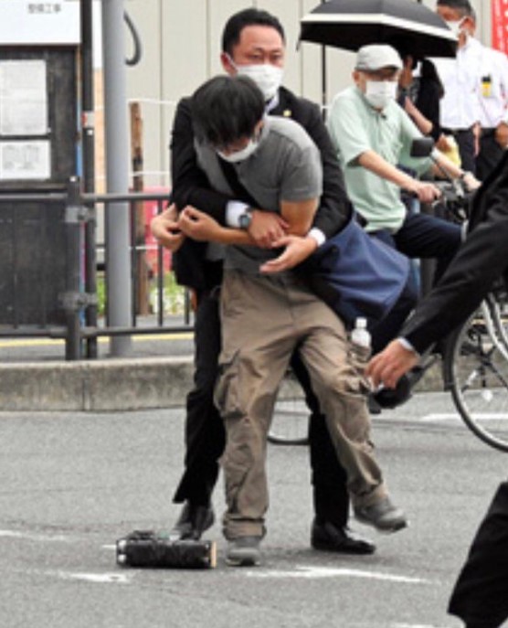 8일 아베 신조 전 일본 총리를 저격한 야마가미 데쓰야(41)가 현장에서 살인미수 혐의로 체포되고 있다. /사진=아사히신문