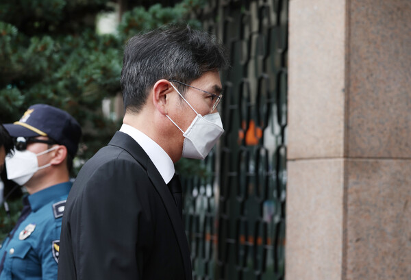 이재용 삼성전자 부회장이 12일 오후 아베 신조 전 일본 총리 국내 분향소가 마련된 서울 종로구 주한일본대사관 공보문화원에 도착해 조문을 위해 이동하고 있다./사진=연합뉴스