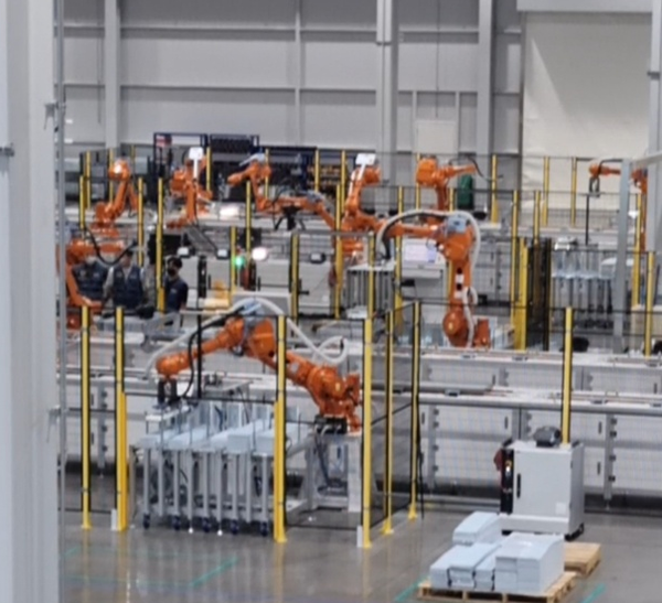 충주스마트캠퍼스 내 스마트팩토리 F01동에 설치된 자동화 로봇들이 제품을 만들어내기 위한 판금을 잘라내고 있다./사진=문기수 기자