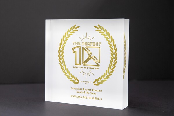 현대건설이 수상한 영국 금융전문지 TXF 선정 '올해의 딜' 상패./현대건설