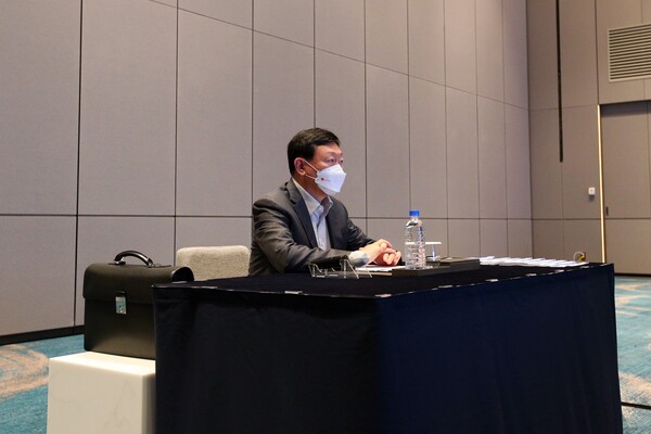 신동빈 롯데 회장이 14일 시그니엘 부산에서 열린 '2022 하반기 VCM'에 참여하고 있다./사진=롯데