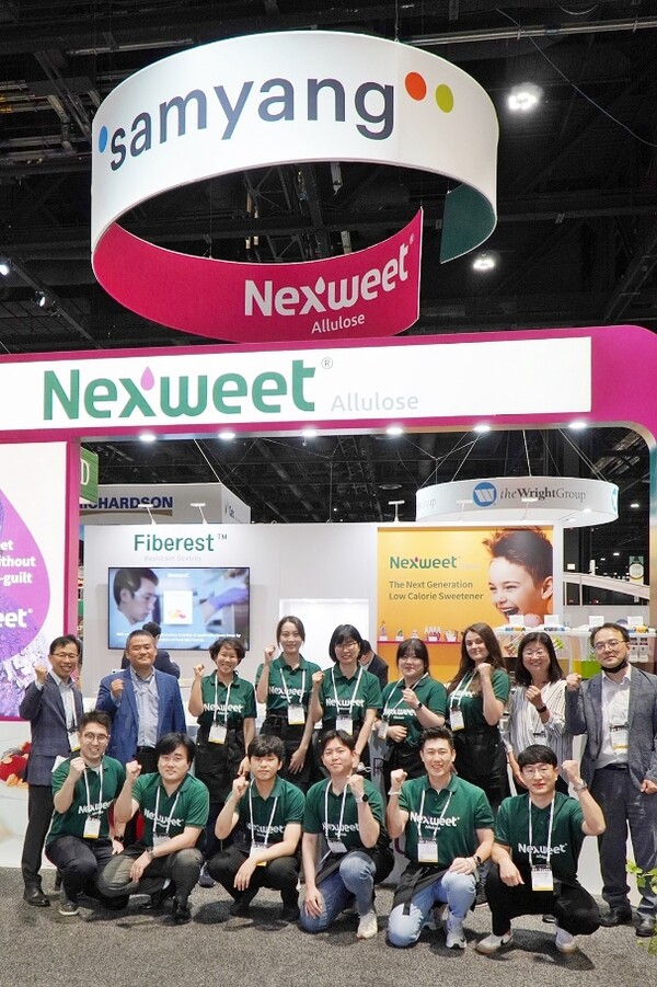미국 시카고에서 11일부터 13일(현지시간 기준)까지 열린 국제식품기술박람회에 참가한 삼양사 임직원이 함께 모여 기념 촬영을 하고 있다. 삼양사는 이번 전시회에서 알룰로스 브랜드 ‘넥스위트(nexweet)’를 글로벌 시장에 최초로 공개했다./사진=삼양사