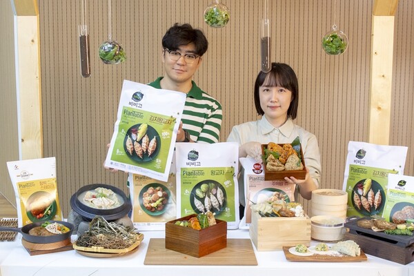 100% 식물성 식품인 CJ제일제당 플랜테이블 김치왕교자와 주먹밥./사진=CJ제일제당