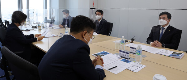 2월 14일 삼성생명 서초타워에서 열린 제2기 삼성준법감시위원회 첫 번째 정기회의에서 이찬희(맨 오른쪽) 위원장이 발언하고 있다./사진=연합뉴스