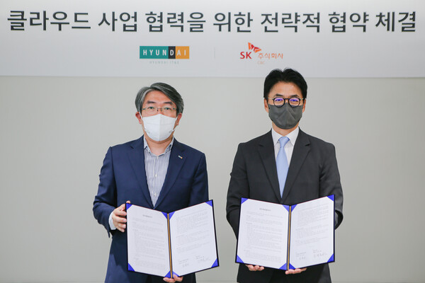 21일 서울 강남구 현대백화점 본사 사옥에서 김성일 현대IT&E 대표와 김완종 SK㈜ C&C 클라우드부문장이 ‘클라우드 사업 협력을 위한 전략적 협약’을 맺고 기념사진을 촬영하고 있다./사진=현대백화점그룹