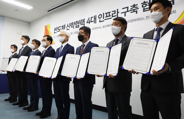 이창양 산업통상자원부 장관(사진 왼쪽에서 4번째)이 21일 오후 경기도 화성시 동진쎄미켐에서 열린 '반도체 산학협력 4대 인프러 구축 협약식'에서 참석자들과 기념촬영을 하고 있다.협약식에는 SK하이닉스 곽노정 대표, 삼성전자 경계현 대표, 동진쎄미켐 이준혁 대표, FST 장경빈 대표, PSK 이경일 대표, 실리콘마이터스 김동천 대표 등 기업인과 황철성 서울대 재료공학부 교수, 구용서 단국대 전기전자공학부 교수, 이창한 반도체협회 부회장 등이 참석했다./연합