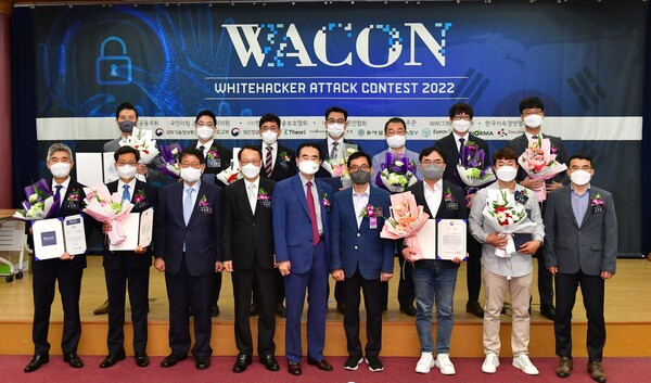 22일 'WACon 2022'에서 K-사이버보안 우수기업으로 선정된 한국투자증권의 설광호 컴플라이언스본부장(앞줄 왼쪽 두번째)이 수상자 및 관계자들과 함께 기념 사진을 촬영하고 있다./사진=한국투자증권