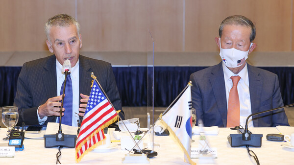 필립 골드버그 주한 미국대사(왼쪽)가 25일 오전 서울 여의도 전국경제인연합회 컨퍼런스센터에서 열린 전경련 주한 미국대사 초청 기업인 오찬간담회에 참석해 발언하고 있다. 옆은 허창수 전경련 회장./사진=연합뉴스