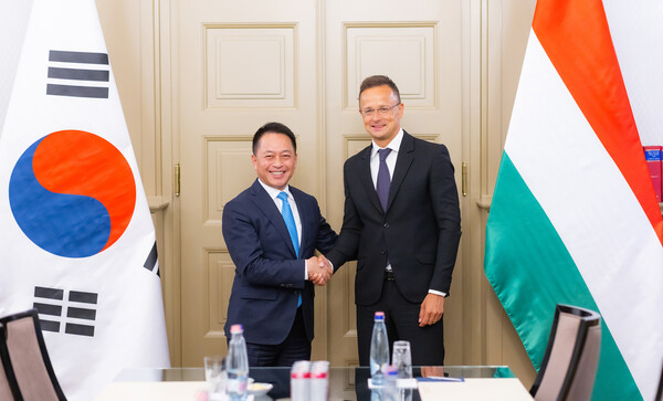 25일(현지시간) 헝가리 외교부 청사에서 최윤호(왼쪽) 삼성SDI 대표이사 사장이 페테르 씨야르토 헝가리 외교부 장관을 만나 '2030 부산세계박람회' 유치에 대한 지지를 당부하며 악수를 나누고 있다./사진=삼성SDI