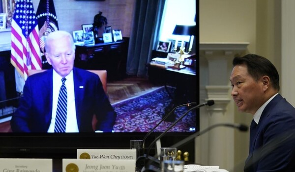 26일(현지시간) 미국 백악관에서 조 바이든 대통령과 최태원 SK그룹 회장이 화상 면담을 하고 있다./사진-연합뉴스
