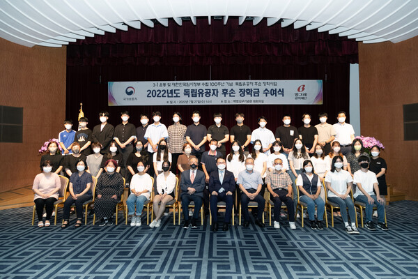 (맨 앞줄 왼쪽에서 여섯 번째) 정양모 빙그레공익재단 이사장, (맨 앞줄 오른쪽에서 여섯 번째) 이승우 서울지방보훈청장이 27일 백범김구기념관에서 독립유공자 후손들과 함께 기념사진을 찍고 있다. / 사진=빙그레