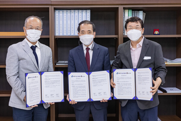 27일 서울 광진구청에서 진행된 ‘사회 안전망 구축을 위한 협약식’에서 (왼쪽부터) 이랜드재단 장광규 이사장, 한국중앙교회 이강원 행정목사, 광진구 김경호 구청장이 기념사진을 촬영하고 있다./사진=이랜드재단