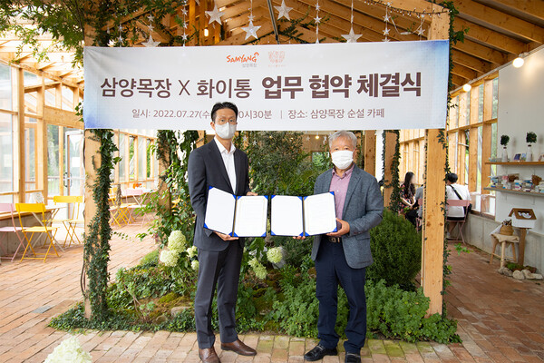 김세하 삼양목장 대표(왼쪽)가 27일 삼양목장 순설카페에서 양승우 화이통 협동조합 대표와 기념사진을 찍고있다. / 사진=삼양식품