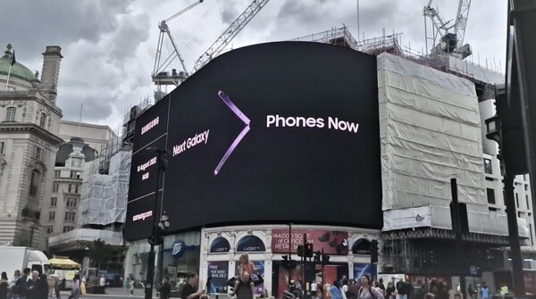 삼성전자가 '갤럭시 언팩 2022 (Unfold Your World)'를 앞두고 전 세계 주요 랜드마크에서 옥외 광고를 진행한다. .영국 런던 피카딜리 광장(Piccadilly Circus)의 디지털 옥외 광고 사진./사진=삼성전자