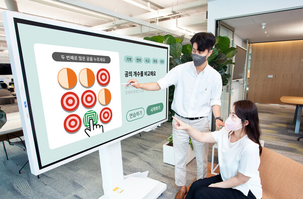 SK케미칼 직원들이 이드웨어가 개발한 AI기반 인지개선 프로그램 사운드마인드를 시연하고 있다./사진=SK케미칼