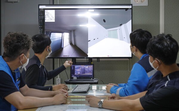 DL이앤씨 직원들이 AI 기반의 컴퓨터 비전 기술과 360도 카메라를 활용한 현장관리 솔루션인 ‘디비전’을 통해 시공 품질 관리를 진행하고 있다./DL이앤씨 