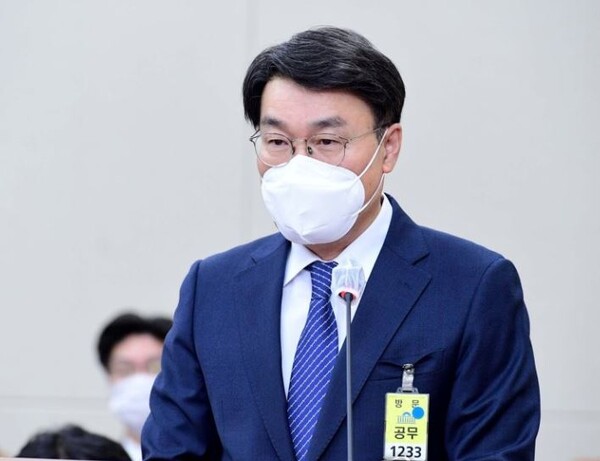 최정우 포스코 회장이 2월 22일 서울 여의도 국회에서 열린 환경노동위원회 산업재해관련 청문회에서 의원 질의에 답하고 있다./연합