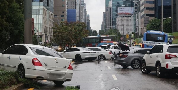 9일 서울 서초구 진흥아파트 앞 서초대로 일대에 폭우 피해 차량들이 방치돼 있다./연합뉴스