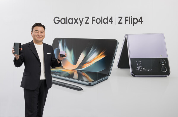 10일(한국시간) '삼성 갤럭시 언팩 2022'에서 삼성전자 MX사업부장 노태문 사장이 차세대 폴더블 스마트폰 '갤럭시 Z 플립4(Galaxy Z Flip4)'와 '갤럭시 Z 폴드4(Galaxy Z Fold4)'를 소개하고 있다./사진=삼성전자