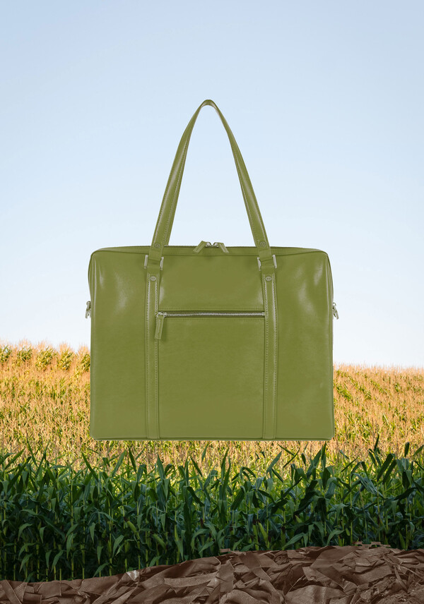 에코트리온이 사용된 코팅제로 제작된 비건 가죽 가방./사진=SK케미칼