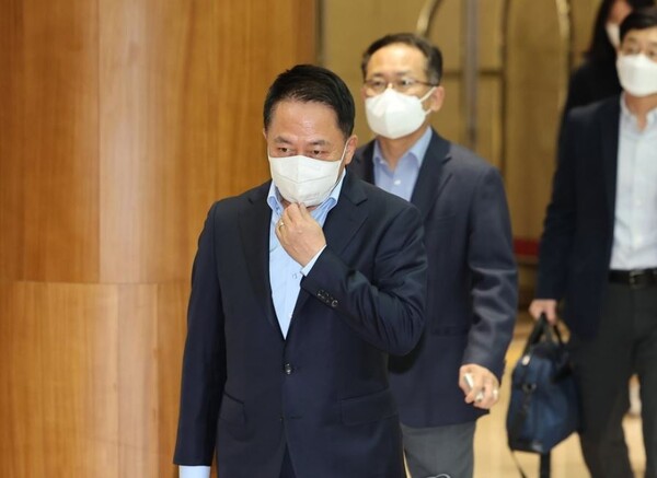 유럽 출장길에 오르는 이재용 삼성전자 부회장과 동행하는 최윤호 삼성SDI 사장이 6월 7일 서울 강서구 서울김포비즈니스항공센터(SGBAC)를 통해 출국하고 있다./사진=연합뉴스