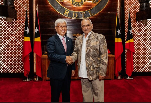 삼성전자 CR담당 이인용 사장(사진 왼쪽)이 19일(현지시간) 동티모르 수도 딜리에서 주제 라모스 오르타 대통령을 접견해 삼성전자 활동을 소개하는 한편 2030 부산엑스포 유치 지지를 요청했다./사진=삼성전자