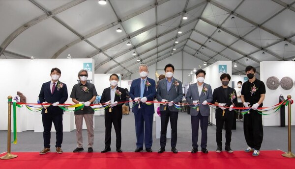 2022 한강조각프로젝트 낙락유람 개막 축하 테이프 커팅을 하는 오세훈 서울특별시장(우측 4번째), 윤영달 크라운해태 회장(우측 5번째), 이광수 미술협회 이사장(우측 6번째)./사진=크라운해태제과