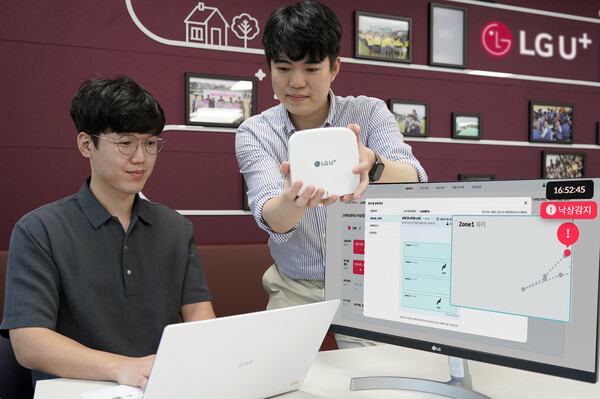 LG유플러스 직원들이 스마트레이더 모니터링 플랫폼을 관찰하고 있는 모습 / 사진=LG유플러스